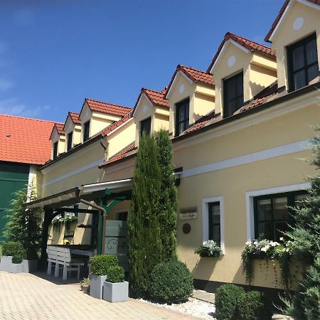Weingut & Gastezimmer Edelmann Goettlesbrunn Exterior photo
