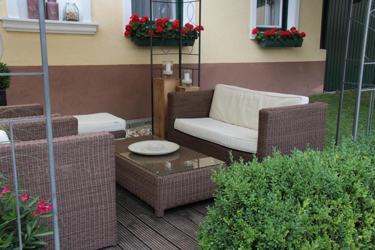 Weingut & Gastezimmer Edelmann Goettlesbrunn Exterior photo